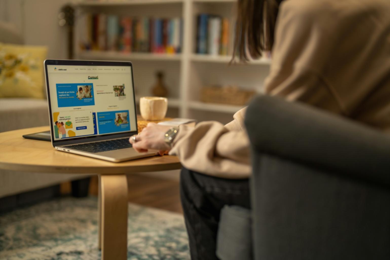 Teilnehmer arbeiten gemeinsam an Finanzmodellen am Computer